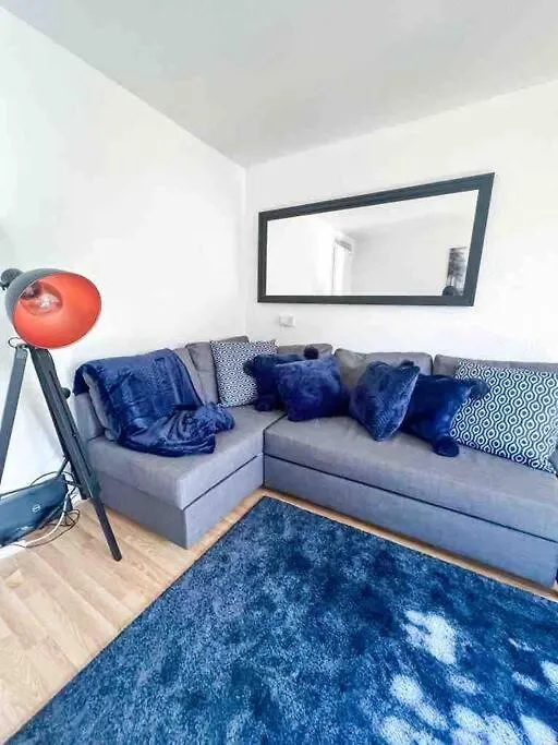 Apartment Spacious Two Bedroom Flat London