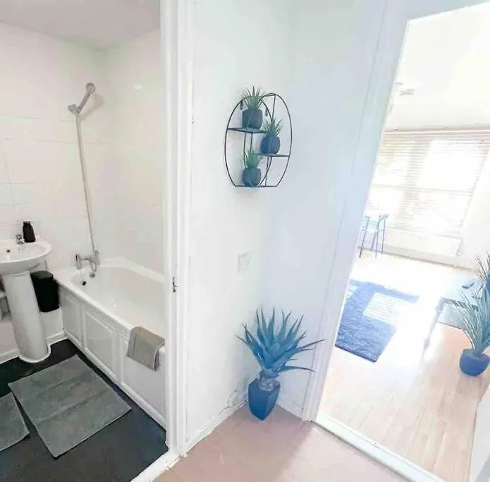 Spacious Two Bedroom Flat London 0*,