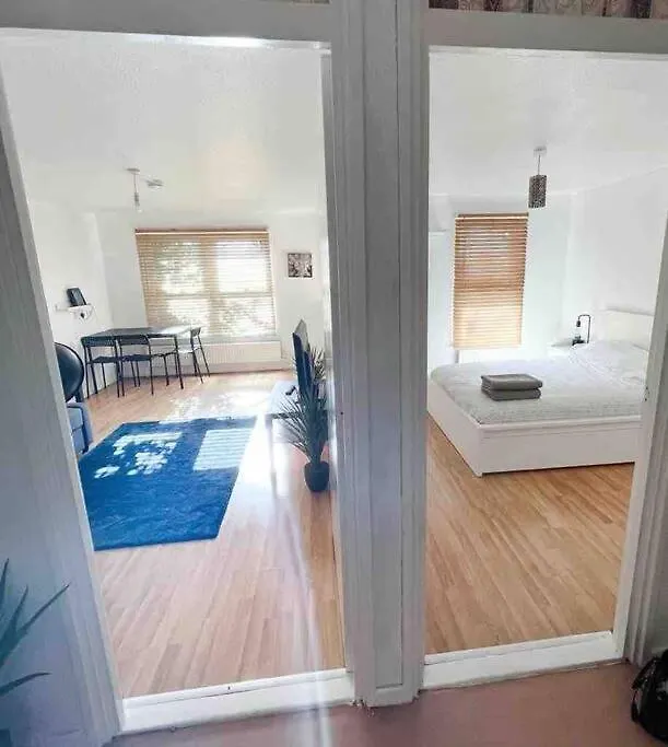 Apartment Spacious Two Bedroom Flat London