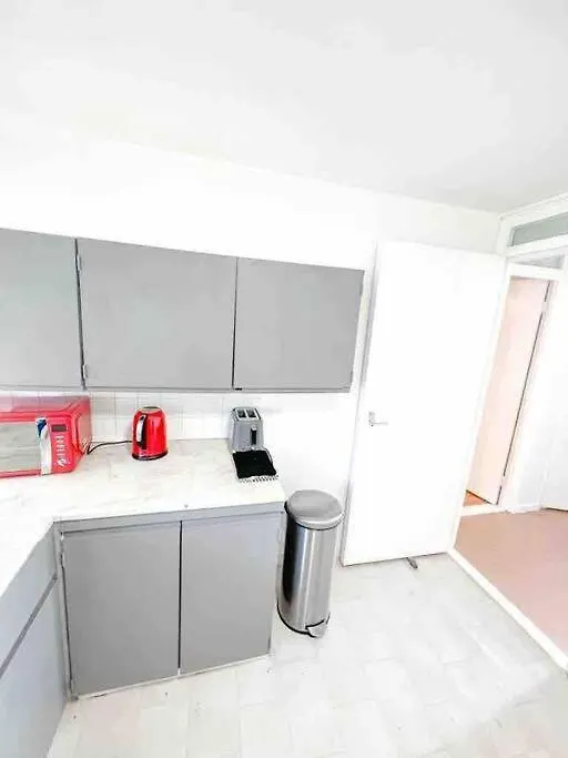 Apartment Spacious Two Bedroom Flat London